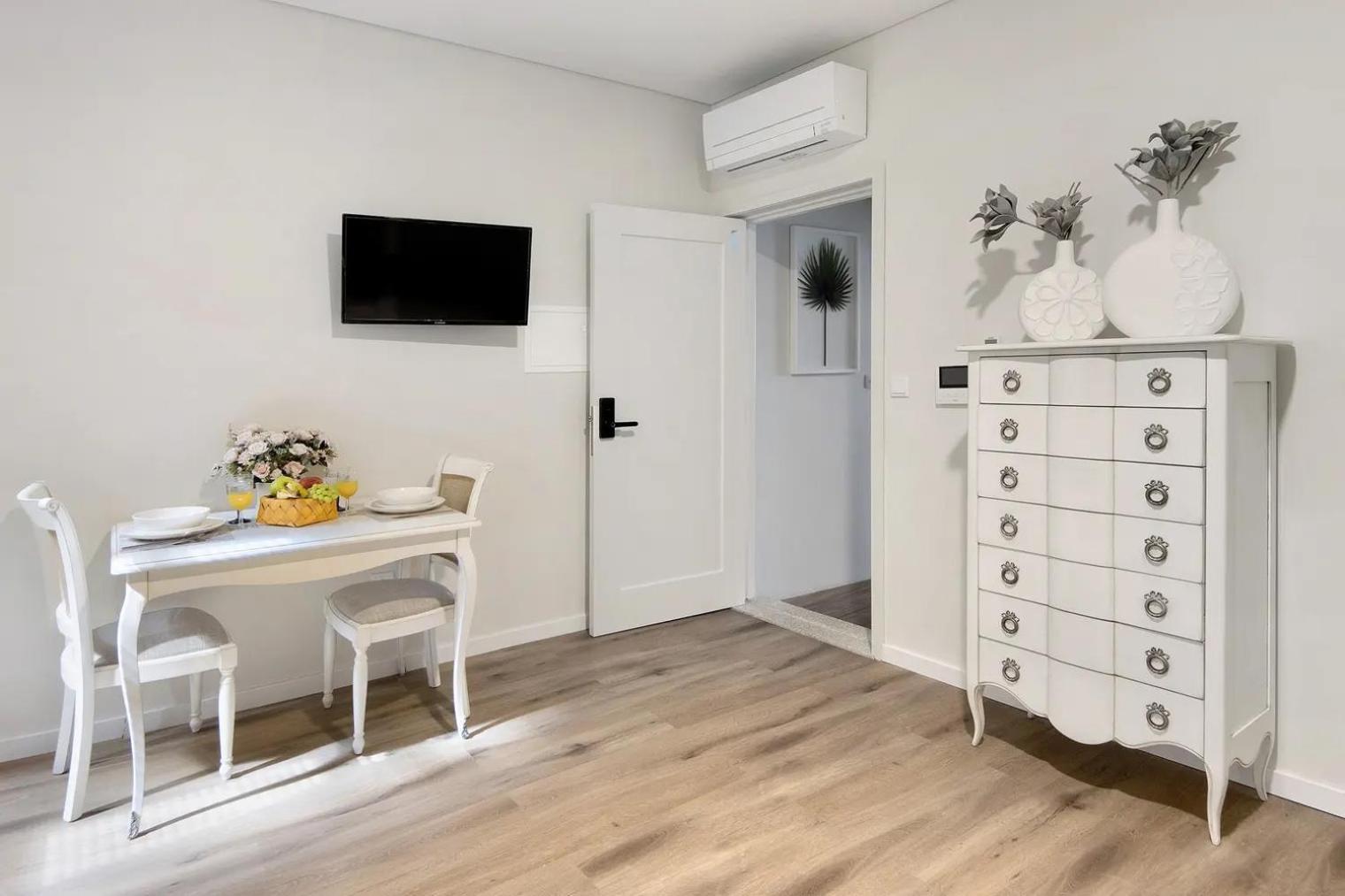 Apartment - - 6 *